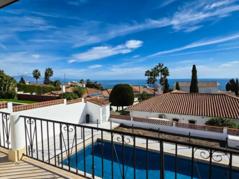 This beautifully refurbished villa in Manilva offers modern comfort, high-quality finishes, and sweeping sea views, all within walking distance of the beach. Designed with both style and practicality in mind, this property is as good as brand new and read