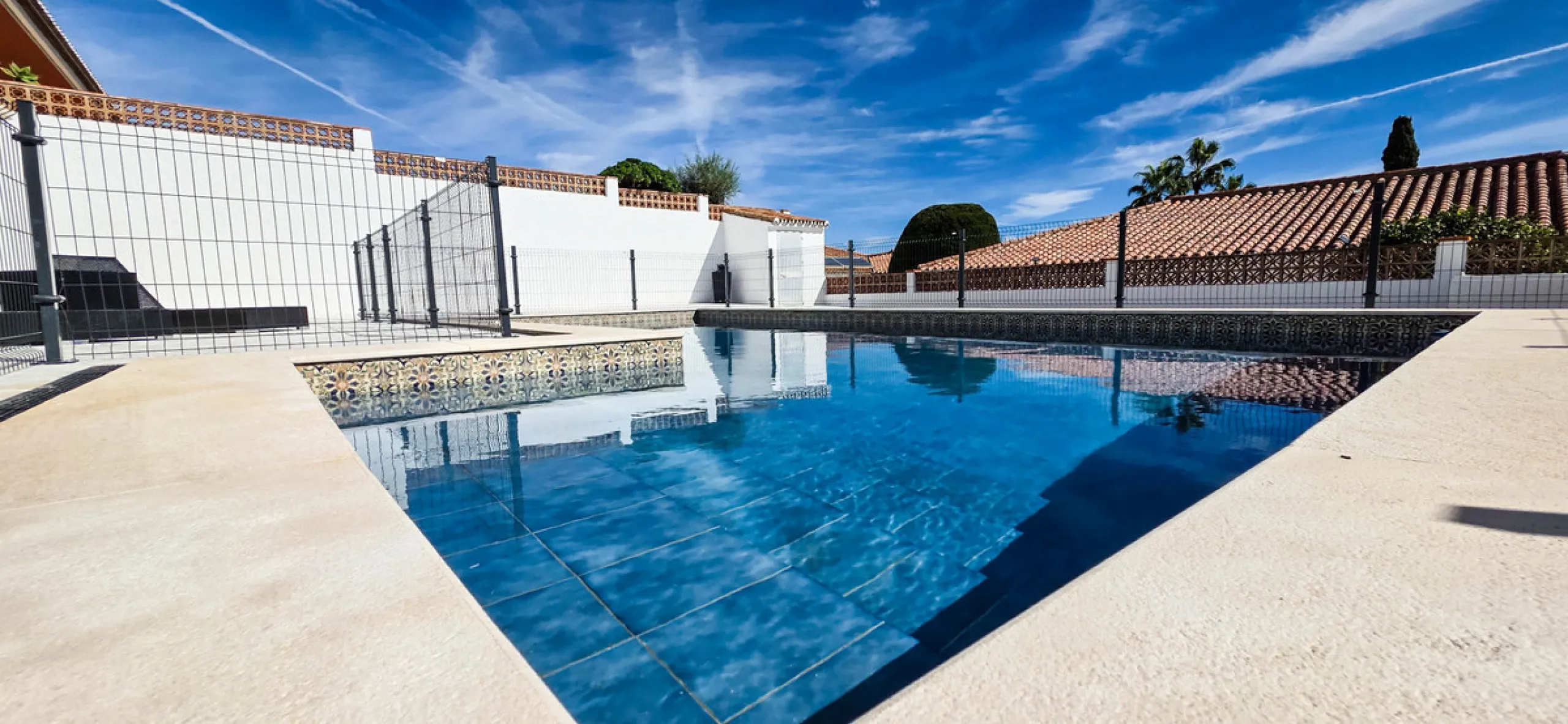 This beautifully refurbished villa in Manilva offers modern comfort, high-quality finishes, and sweeping sea views, all within walking distance of the beach. Designed with both style and practicality in mind, this property is as good as brand new and read