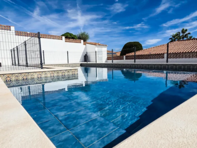 This beautifully refurbished villa in Manilva offers modern comfort, high-quality finishes, and sweeping sea views, all within walking distance of the beach. Designed with both style and practicality in mind, this property is as good as brand new and read