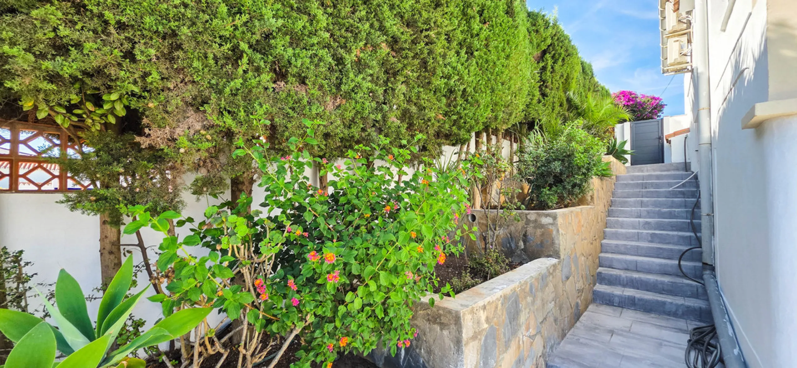 This beautifully refurbished villa in Manilva offers modern comfort, high-quality finishes, and sweeping sea views, all within walking distance of the beach. Designed with both style and practicality in mind, this property is as good as brand new and read
