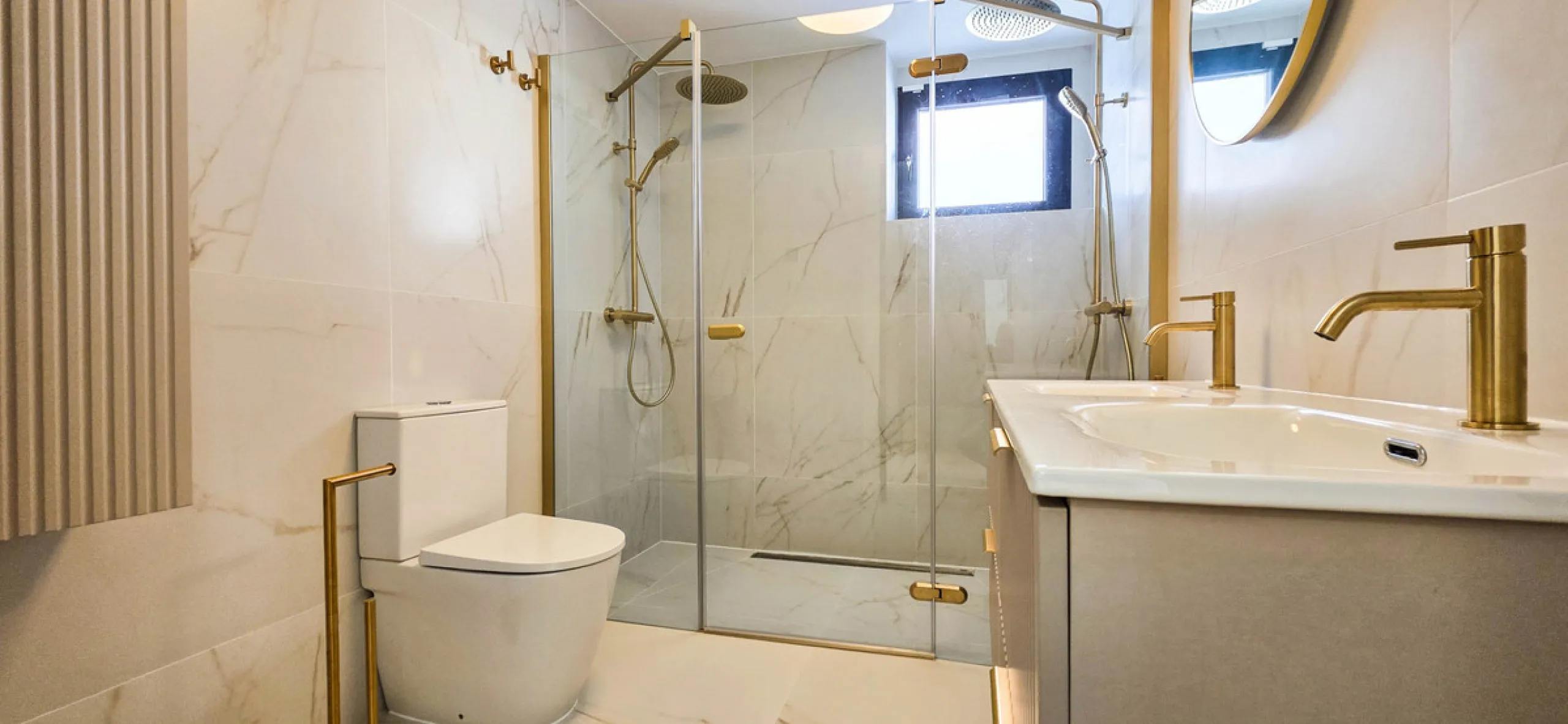 This beautifully refurbished villa in Manilva offers modern comfort, high-quality finishes, and sweeping sea views, all within walking distance of the beach. Designed with both style and practicality in mind, this property is as good as brand new and read