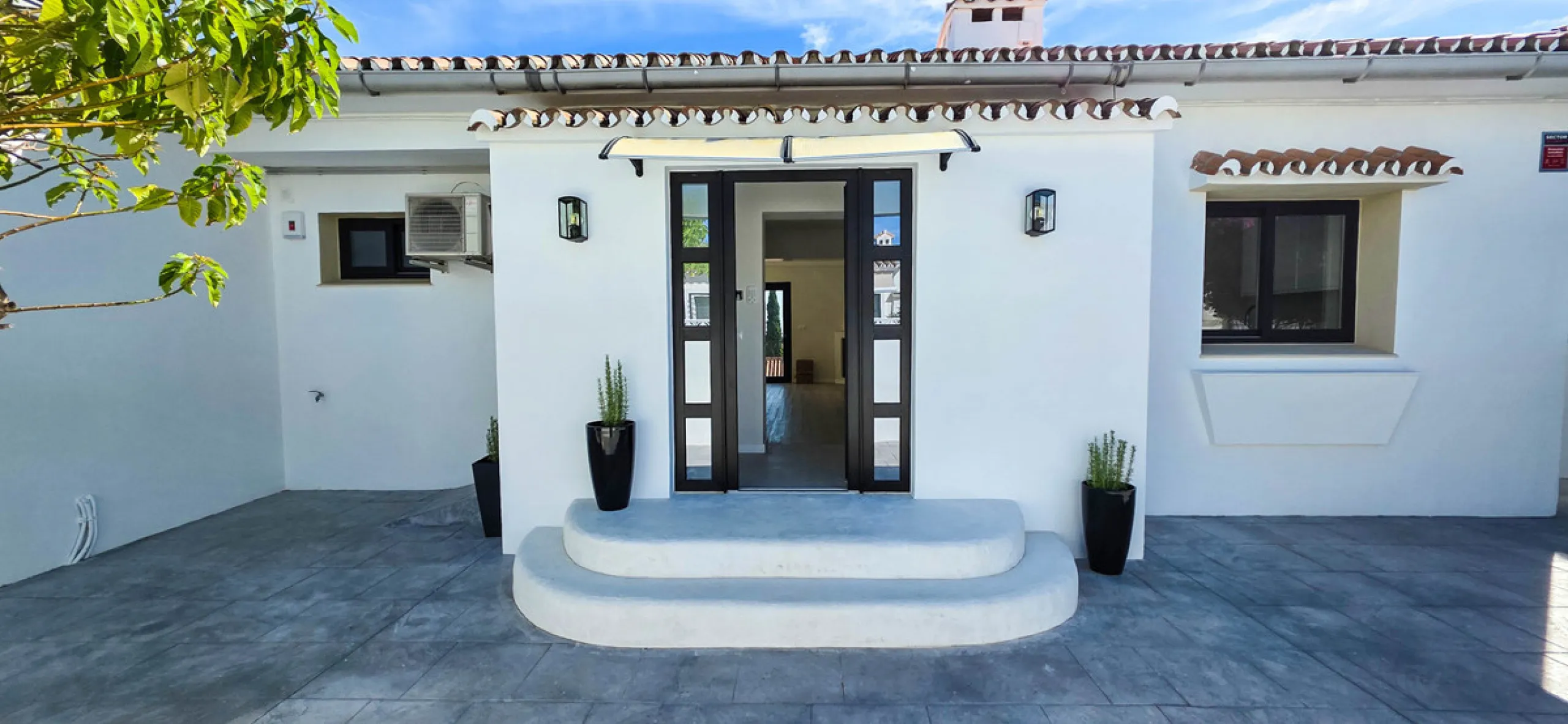 This beautifully refurbished villa in Manilva offers modern comfort, high-quality finishes, and sweeping sea views, all within walking distance of the beach. Designed with both style and practicality in mind, this property is as good as brand new and read