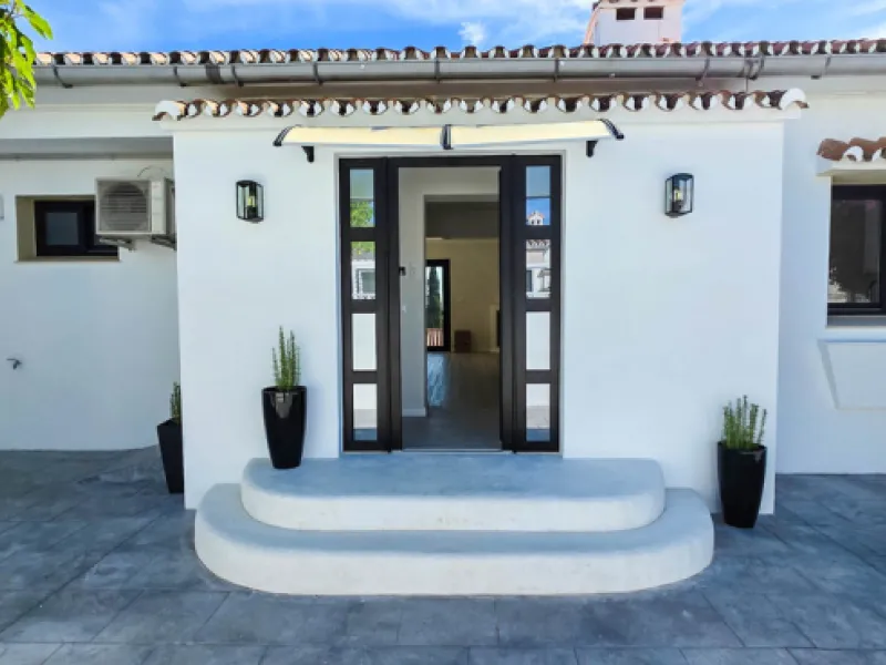 This beautifully refurbished villa in Manilva offers modern comfort, high-quality finishes, and sweeping sea views, all within walking distance of the beach. Designed with both style and practicality in mind, this property is as good as brand new and read