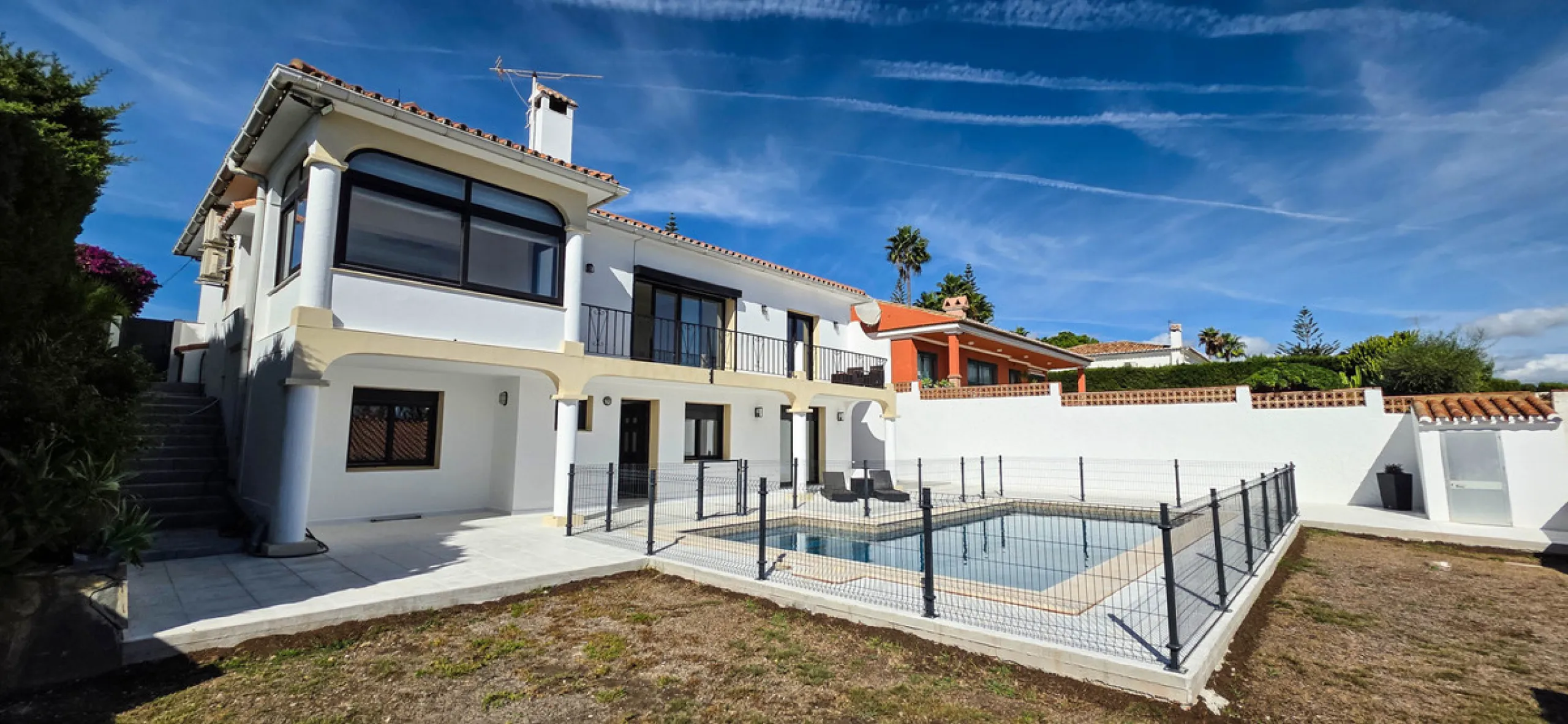 This beautifully refurbished villa in Manilva offers modern comfort, high-quality finishes, and sweeping sea views, all within walking distance of the beach. Designed with both style and practicality in mind, this property is as good as brand new and read