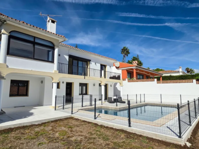 This beautifully refurbished villa in Manilva offers modern comfort, high-quality finishes, and sweeping sea views, all within walking distance of the beach. Designed with both style and practicality in mind, this property is as good as brand new and read