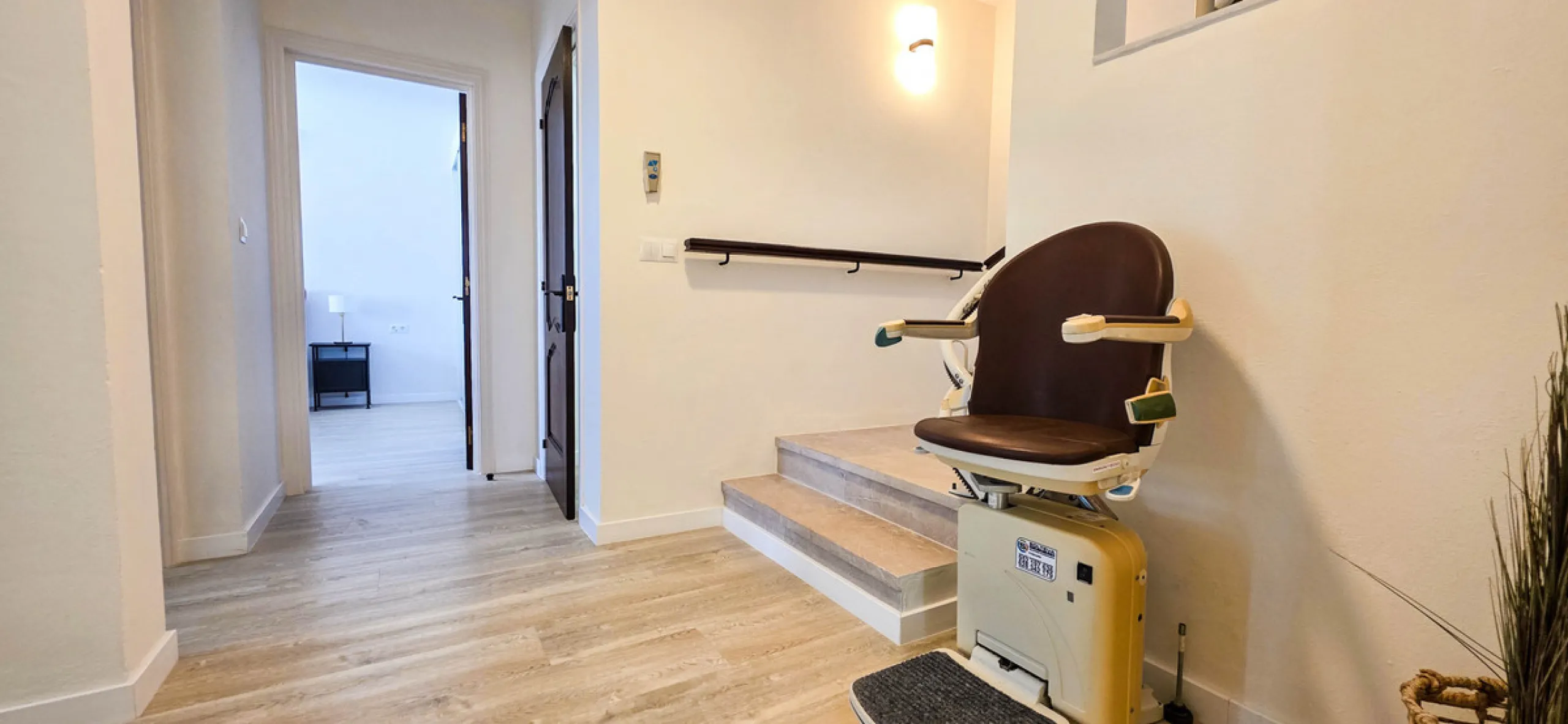 This beautifully refurbished villa in Manilva offers modern comfort, high-quality finishes, and sweeping sea views, all within walking distance of the beach. Designed with both style and practicality in mind, this property is as good as brand new and read