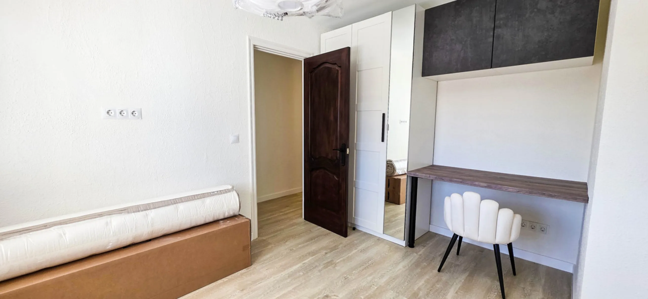 This beautifully refurbished villa in Manilva offers modern comfort, high-quality finishes, and sweeping sea views, all within walking distance of the beach. Designed with both style and practicality in mind, this property is as good as brand new and read