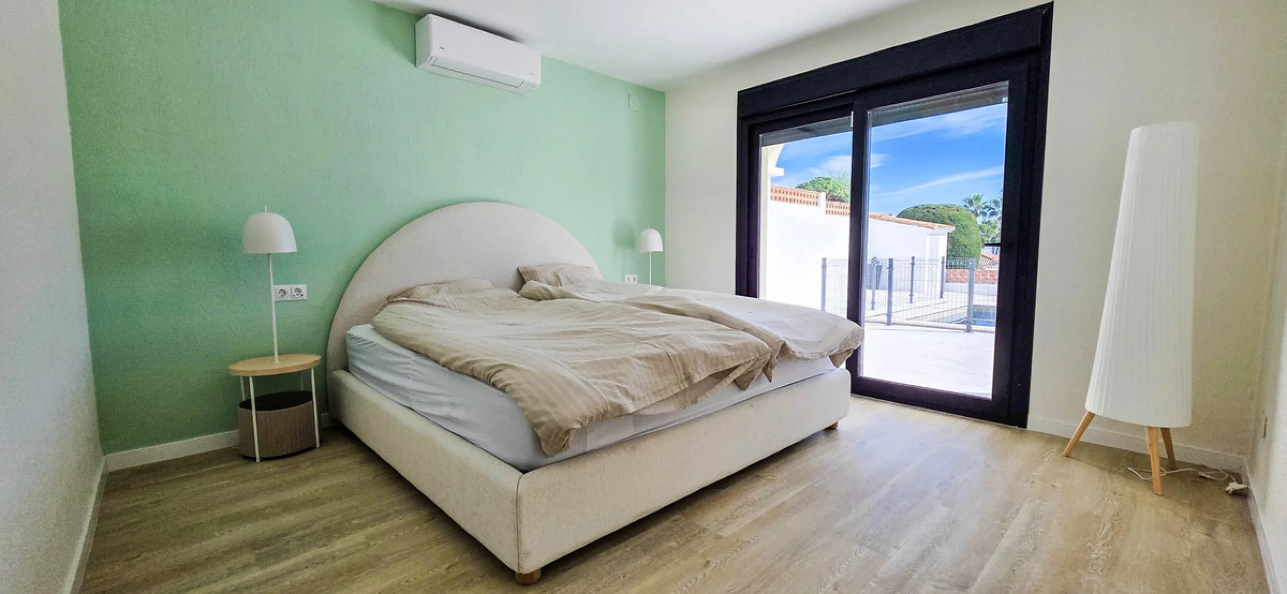 This beautifully refurbished villa in Manilva offers modern comfort, high-quality finishes, and sweeping sea views, all within walking distance of the beach. Designed with both style and practicality in mind, this property is as good as brand new and read