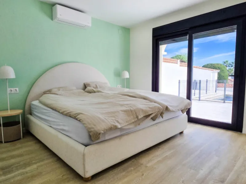 This beautifully refurbished villa in Manilva offers modern comfort, high-quality finishes, and sweeping sea views, all within walking distance of the beach. Designed with both style and practicality in mind, this property is as good as brand new and read