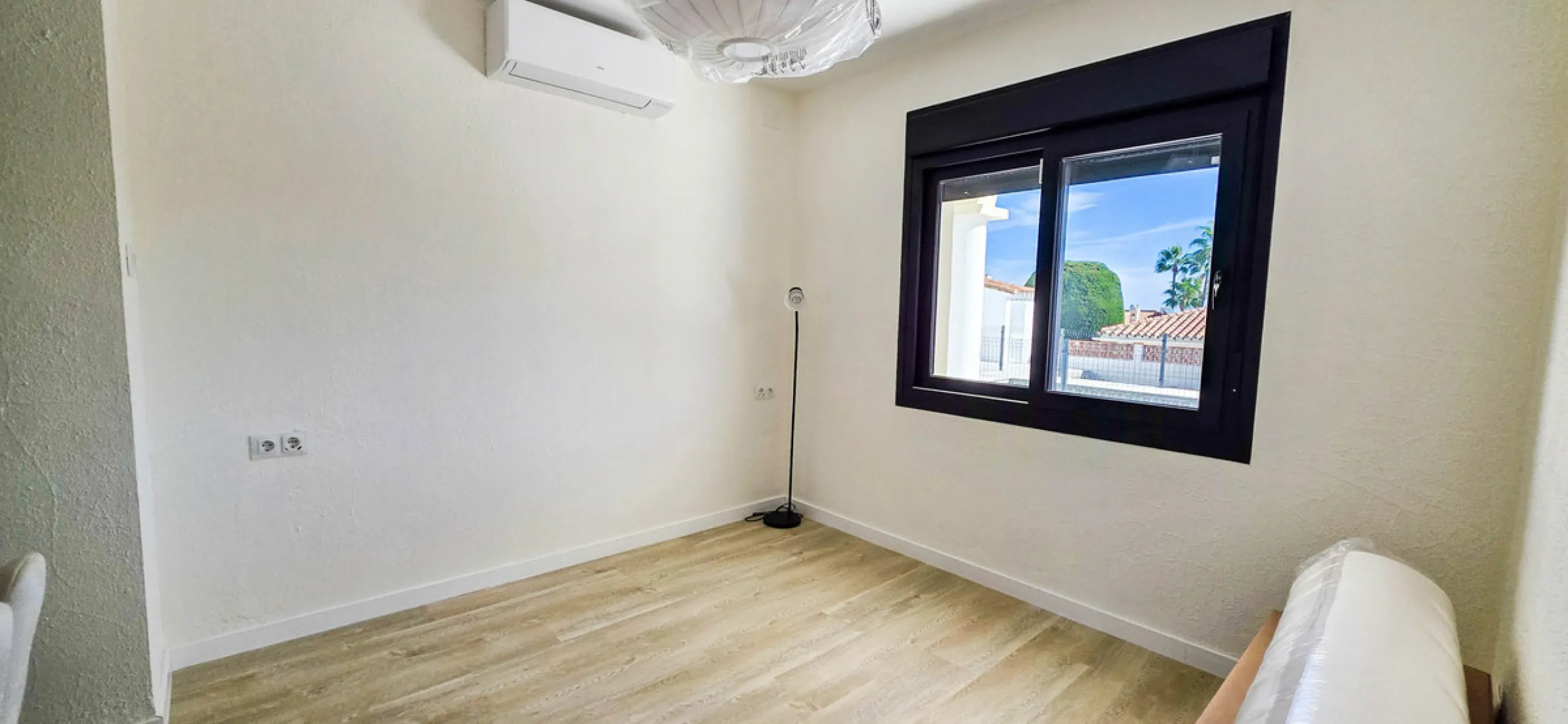 This beautifully refurbished villa in Manilva offers modern comfort, high-quality finishes, and sweeping sea views, all within walking distance of the beach. Designed with both style and practicality in mind, this property is as good as brand new and read