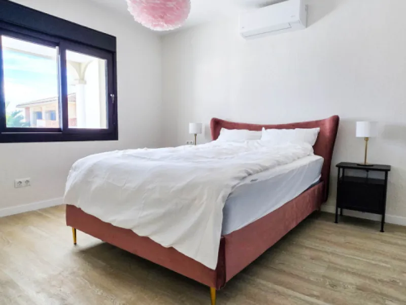 This beautifully refurbished villa in Manilva offers modern comfort, high-quality finishes, and sweeping sea views, all within walking distance of the beach. Designed with both style and practicality in mind, this property is as good as brand new and read