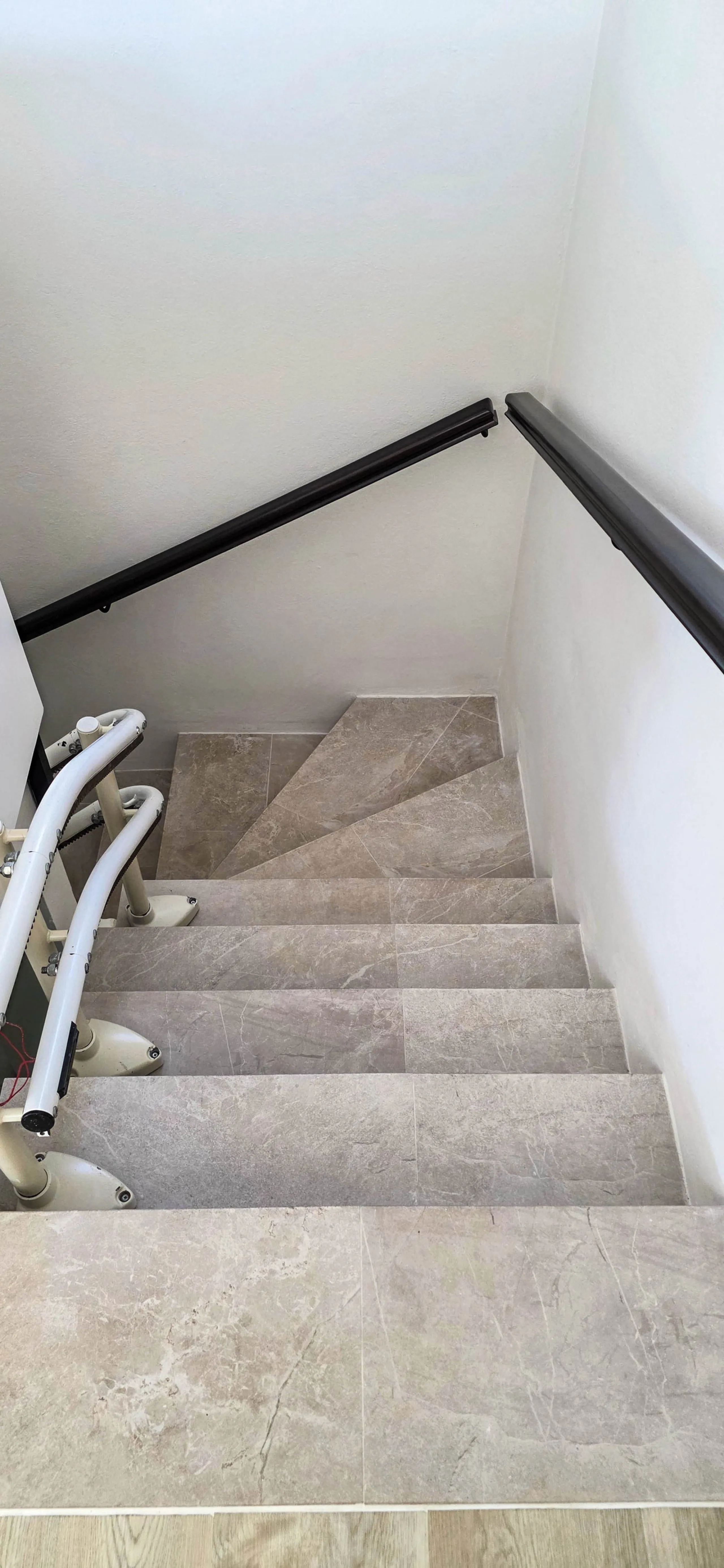 This beautifully refurbished villa in Manilva offers modern comfort, high-quality finishes, and sweeping sea views, all within walking distance of the beach. Designed with both style and practicality in mind, this property is as good as brand new and read
