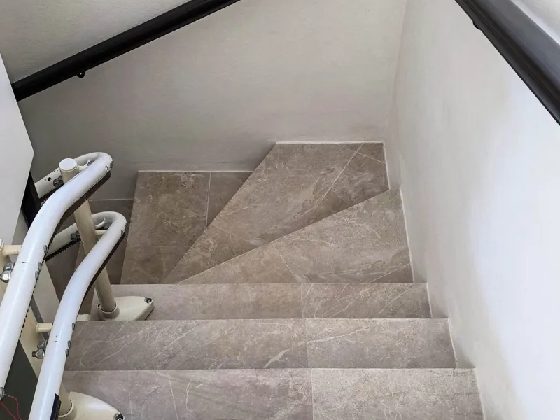 This beautifully refurbished villa in Manilva offers modern comfort, high-quality finishes, and sweeping sea views, all within walking distance of the beach. Designed with both style and practicality in mind, this property is as good as brand new and read