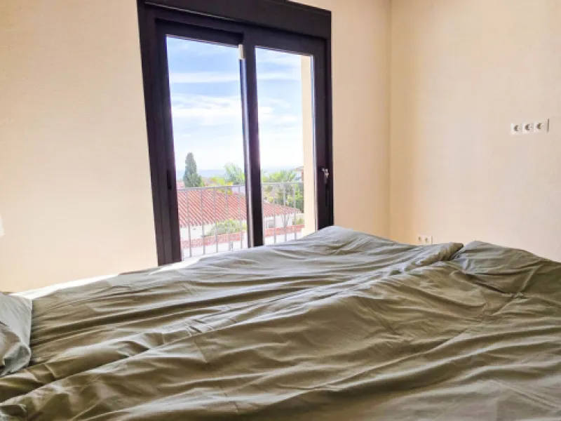 This beautifully refurbished villa in Manilva offers modern comfort, high-quality finishes, and sweeping sea views, all within walking distance of the beach. Designed with both style and practicality in mind, this property is as good as brand new and read