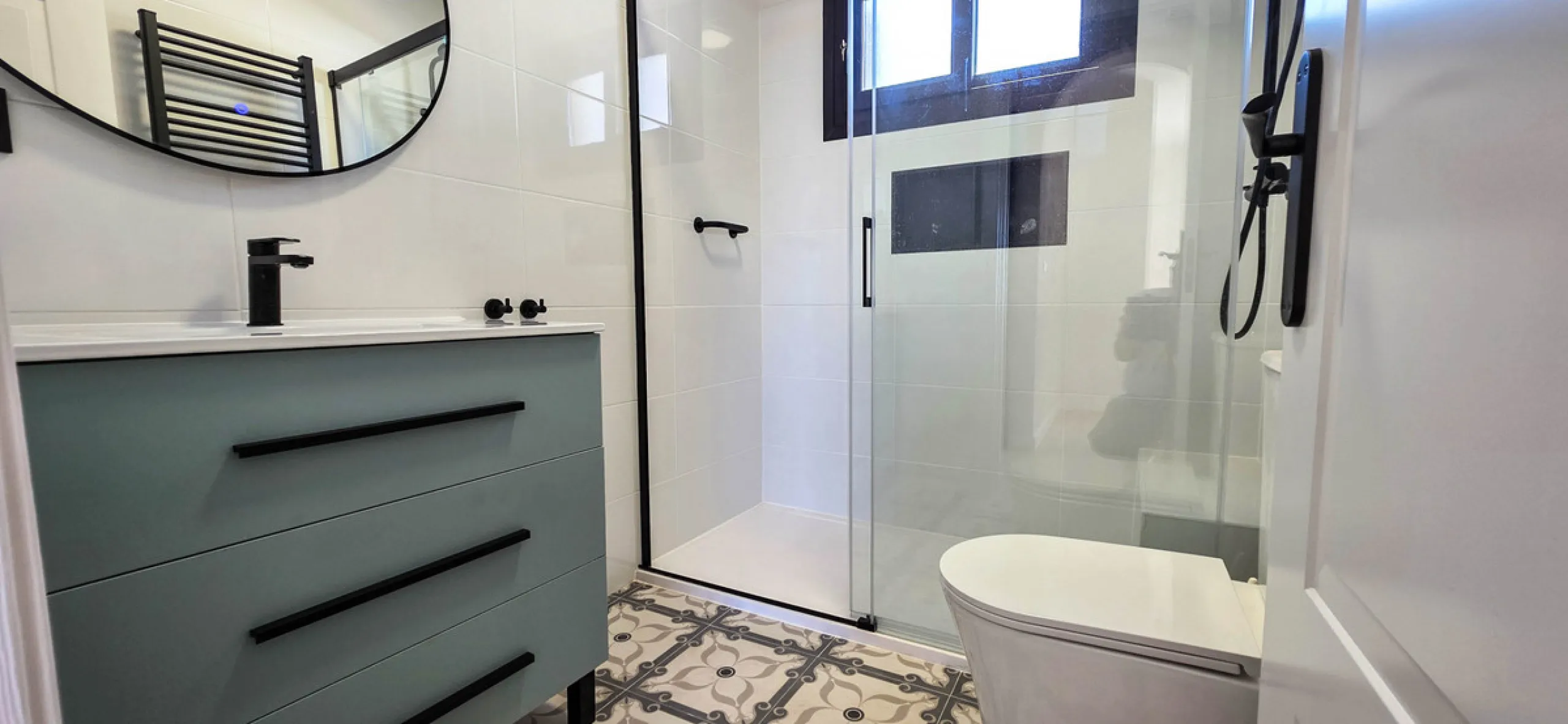 This beautifully refurbished villa in Manilva offers modern comfort, high-quality finishes, and sweeping sea views, all within walking distance of the beach. Designed with both style and practicality in mind, this property is as good as brand new and read