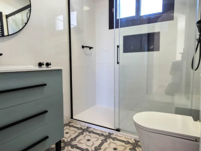 This beautifully refurbished villa in Manilva offers modern comfort, high-quality finishes, and sweeping sea views, all within walking distance of the beach. Designed with both style and practicality in mind, this property is as good as brand new and read