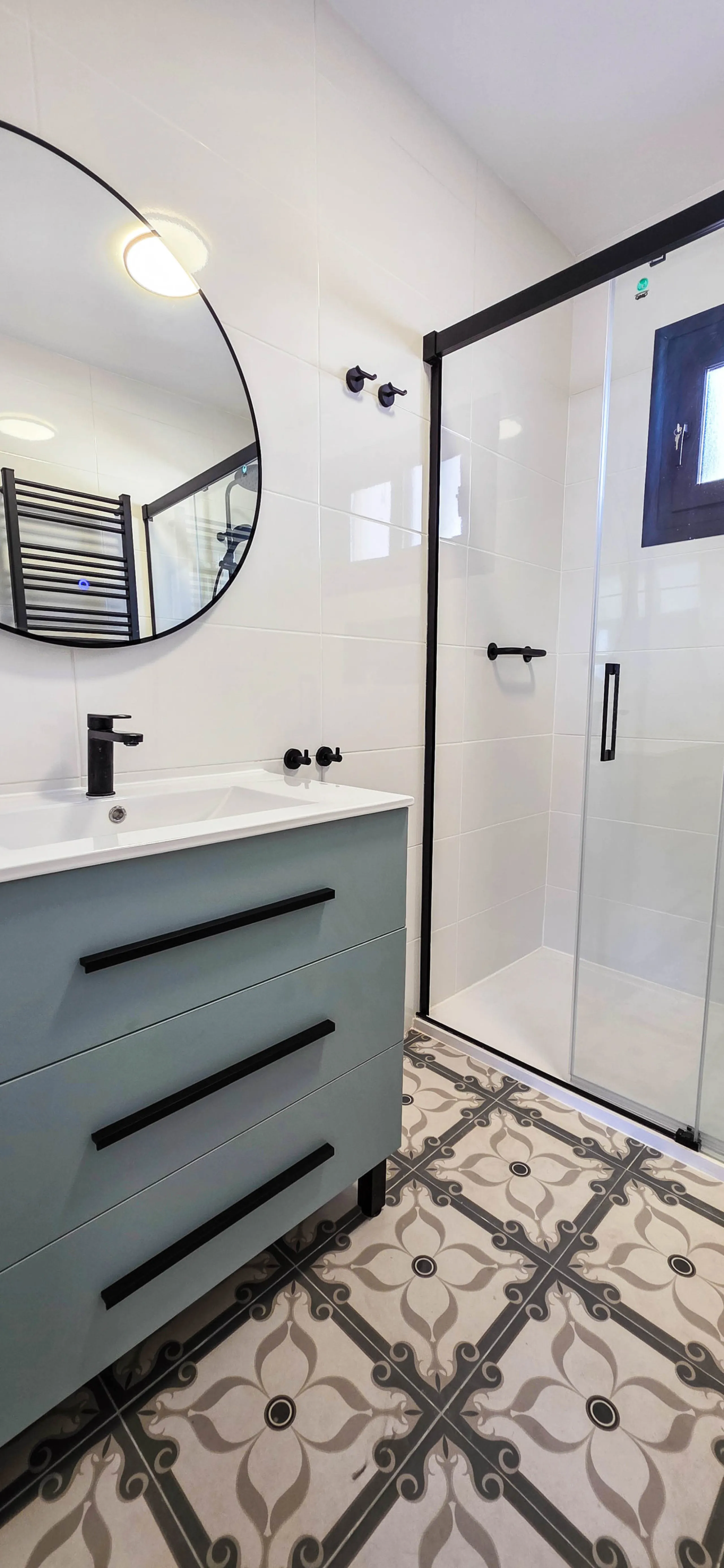 This beautifully refurbished villa in Manilva offers modern comfort, high-quality finishes, and sweeping sea views, all within walking distance of the beach. Designed with both style and practicality in mind, this property is as good as brand new and read