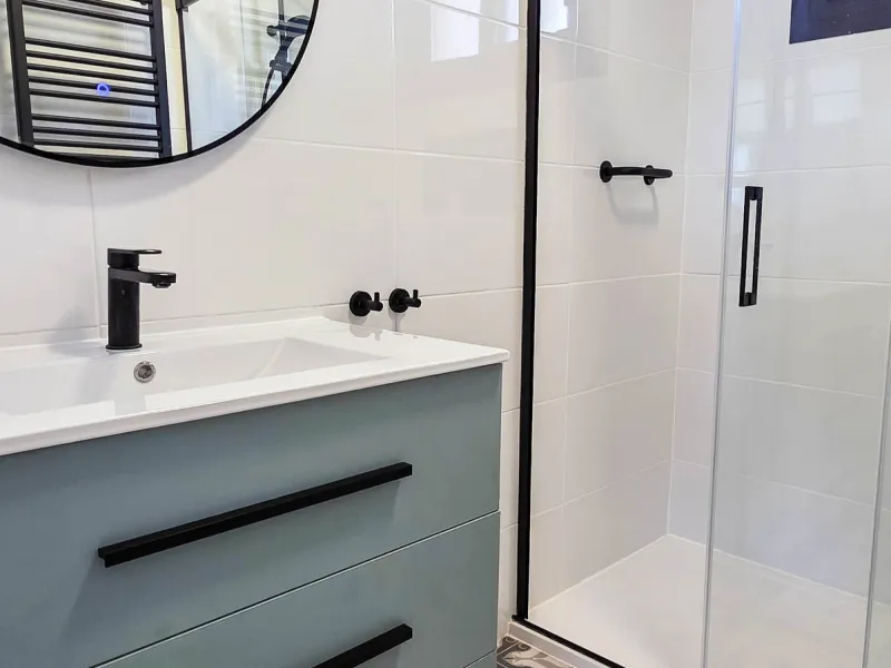 This beautifully refurbished villa in Manilva offers modern comfort, high-quality finishes, and sweeping sea views, all within walking distance of the beach. Designed with both style and practicality in mind, this property is as good as brand new and read