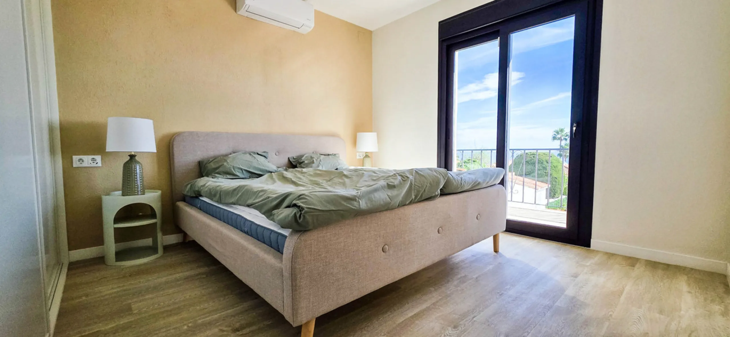 This beautifully refurbished villa in Manilva offers modern comfort, high-quality finishes, and sweeping sea views, all within walking distance of the beach. Designed with both style and practicality in mind, this property is as good as brand new and read