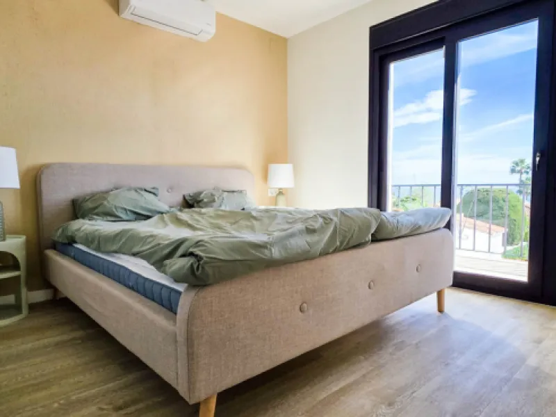 This beautifully refurbished villa in Manilva offers modern comfort, high-quality finishes, and sweeping sea views, all within walking distance of the beach. Designed with both style and practicality in mind, this property is as good as brand new and read