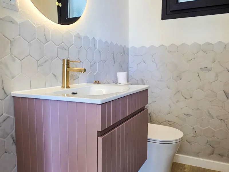 This beautifully refurbished villa in Manilva offers modern comfort, high-quality finishes, and sweeping sea views, all within walking distance of the beach. Designed with both style and practicality in mind, this property is as good as brand new and read