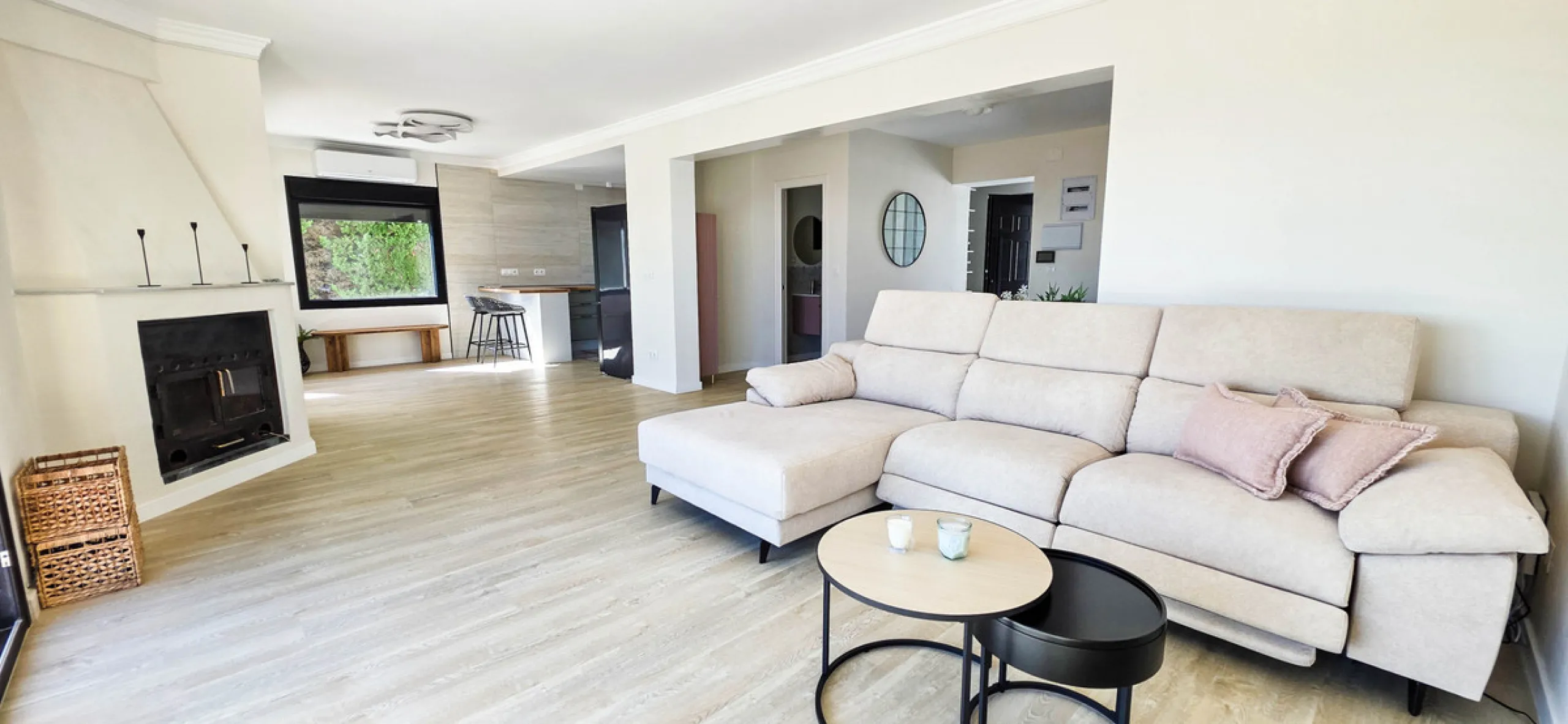 This beautifully refurbished villa in Manilva offers modern comfort, high-quality finishes, and sweeping sea views, all within walking distance of the beach. Designed with both style and practicality in mind, this property is as good as brand new and read