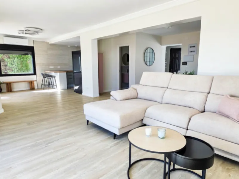 This beautifully refurbished villa in Manilva offers modern comfort, high-quality finishes, and sweeping sea views, all within walking distance of the beach. Designed with both style and practicality in mind, this property is as good as brand new and read