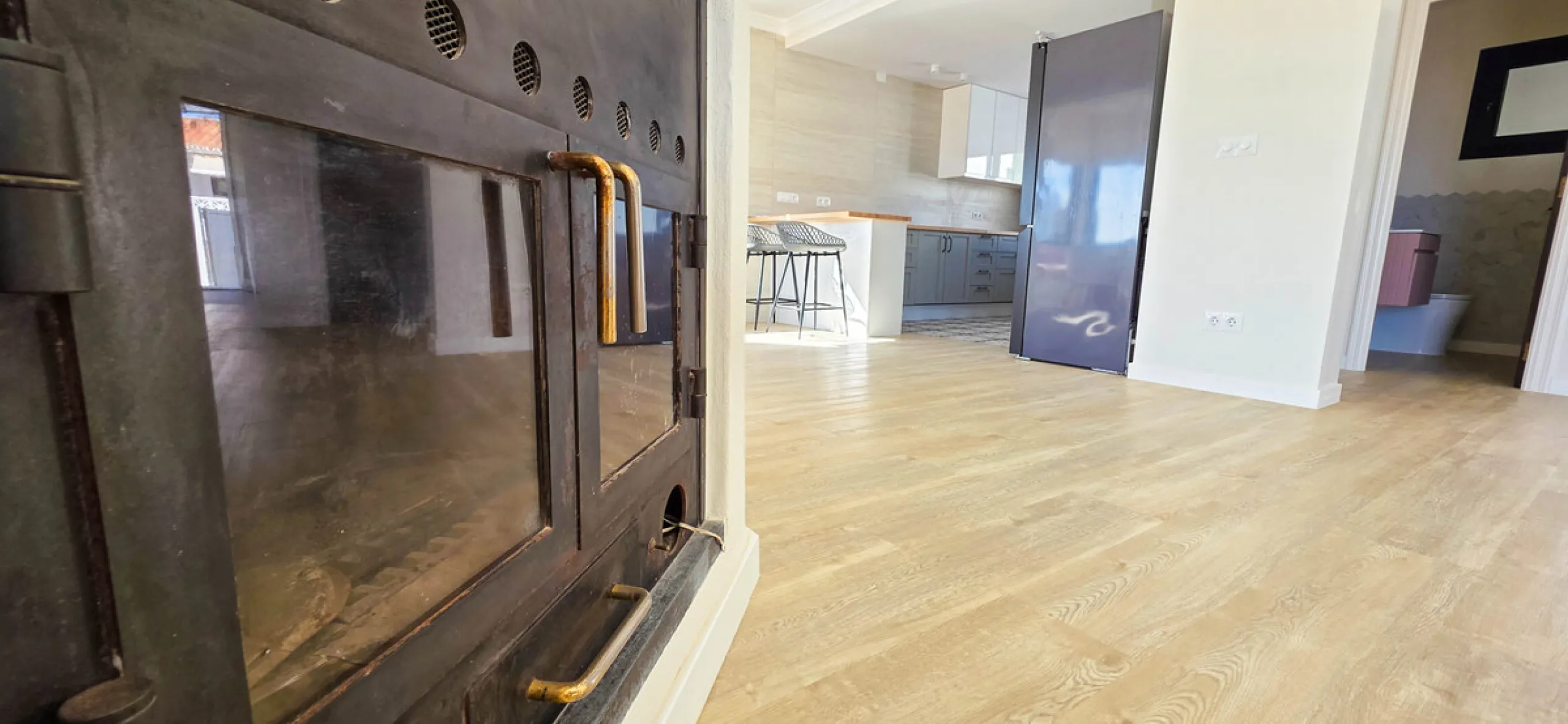 This beautifully refurbished villa in Manilva offers modern comfort, high-quality finishes, and sweeping sea views, all within walking distance of the beach. Designed with both style and practicality in mind, this property is as good as brand new and read