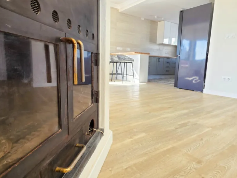 This beautifully refurbished villa in Manilva offers modern comfort, high-quality finishes, and sweeping sea views, all within walking distance of the beach. Designed with both style and practicality in mind, this property is as good as brand new and read