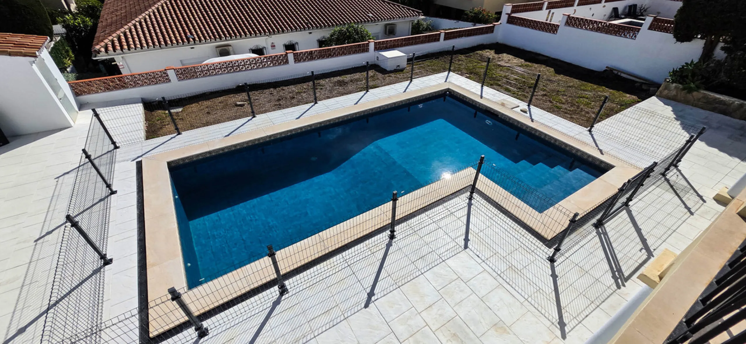 This beautifully refurbished villa in Manilva offers modern comfort, high-quality finishes, and sweeping sea views, all within walking distance of the beach. Designed with both style and practicality in mind, this property is as good as brand new and read