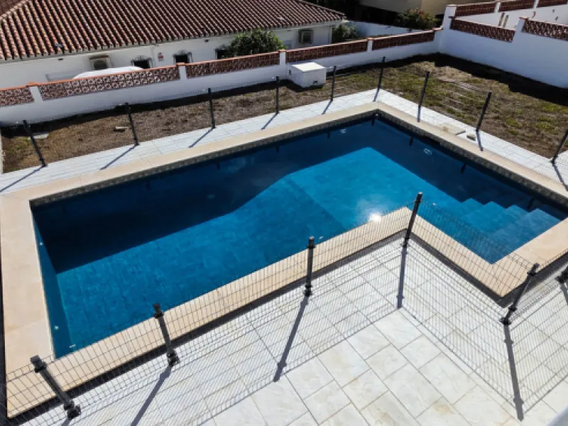 This beautifully refurbished villa in Manilva offers modern comfort, high-quality finishes, and sweeping sea views, all within walking distance of the beach. Designed with both style and practicality in mind, this property is as good as brand new and read
