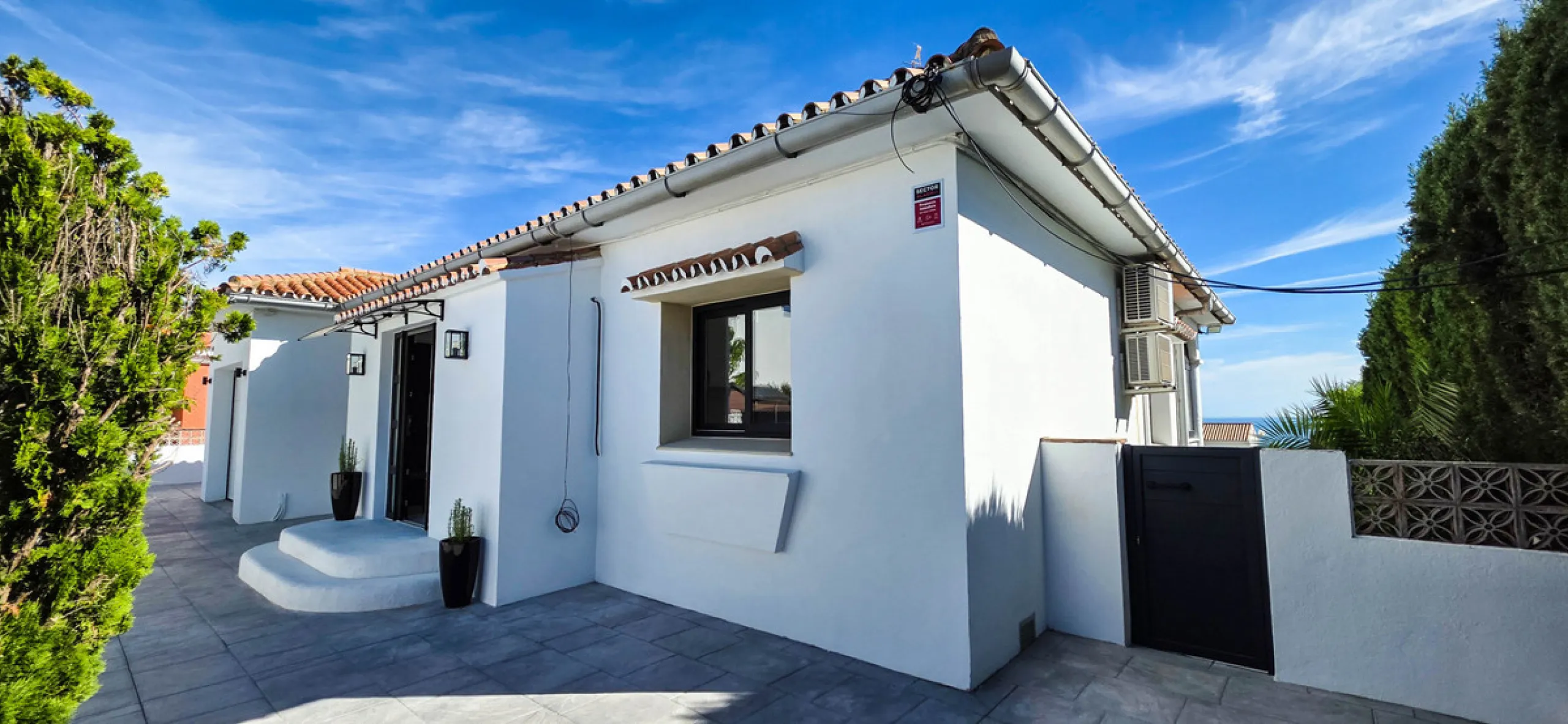 This beautifully refurbished villa in Manilva offers modern comfort, high-quality finishes, and sweeping sea views, all within walking distance of the beach. Designed with both style and practicality in mind, this property is as good as brand new and read