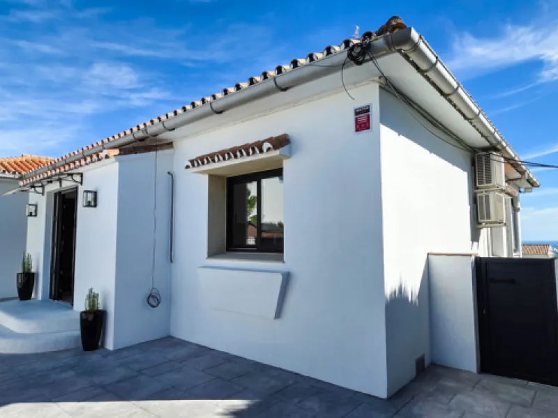 This beautifully refurbished villa in Manilva offers modern comfort, high-quality finishes, and sweeping sea views, all within walking distance of the beach. Designed with both style and practicality in mind, this property is as good as brand new and read