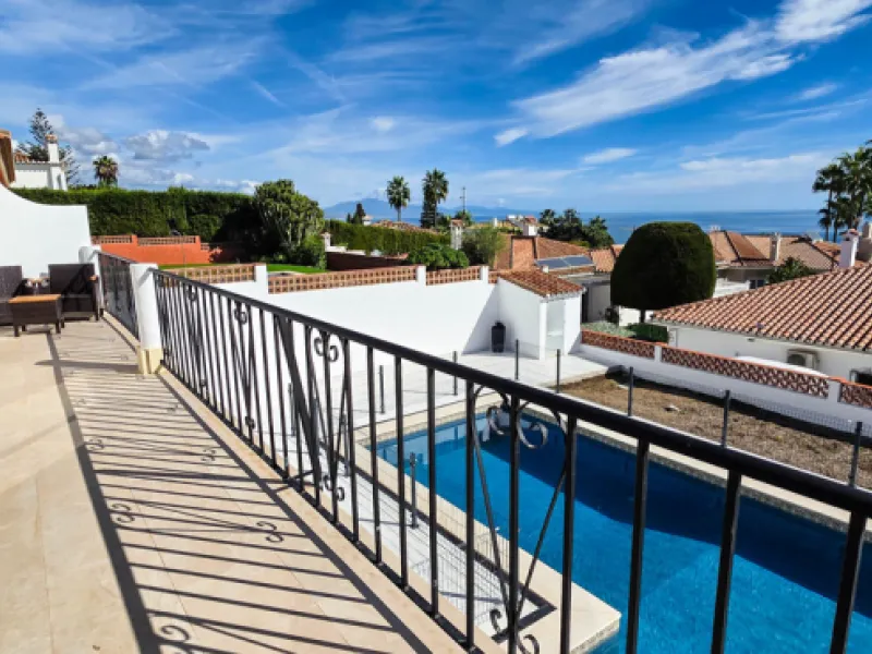 This beautifully refurbished villa in Manilva offers modern comfort, high-quality finishes, and sweeping sea views, all within walking distance of the beach. Designed with both style and practicality in mind, this property is as good as brand new and read
