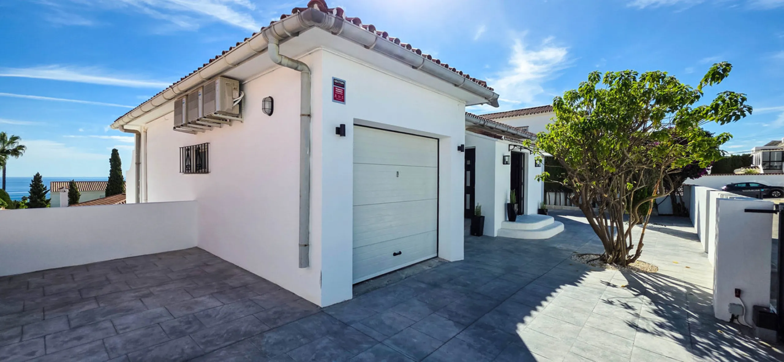 This beautifully refurbished villa in Manilva offers modern comfort, high-quality finishes, and sweeping sea views, all within walking distance of the beach. Designed with both style and practicality in mind, this property is as good as brand new and read