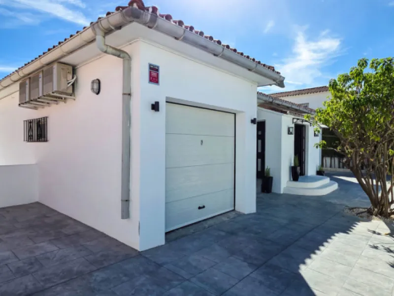This beautifully refurbished villa in Manilva offers modern comfort, high-quality finishes, and sweeping sea views, all within walking distance of the beach. Designed with both style and practicality in mind, this property is as good as brand new and read