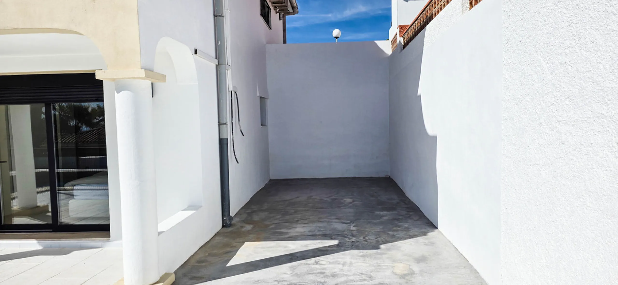 This beautifully refurbished villa in Manilva offers modern comfort, high-quality finishes, and sweeping sea views, all within walking distance of the beach. Designed with both style and practicality in mind, this property is as good as brand new and read