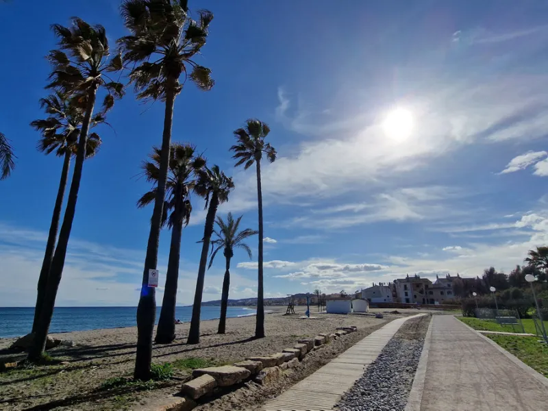 This beautifully refurbished villa in Manilva offers modern comfort, high-quality finishes, and sweeping sea views, all within walking distance of the beach. Designed with both style and practicality in mind, this property is as good as brand new and read