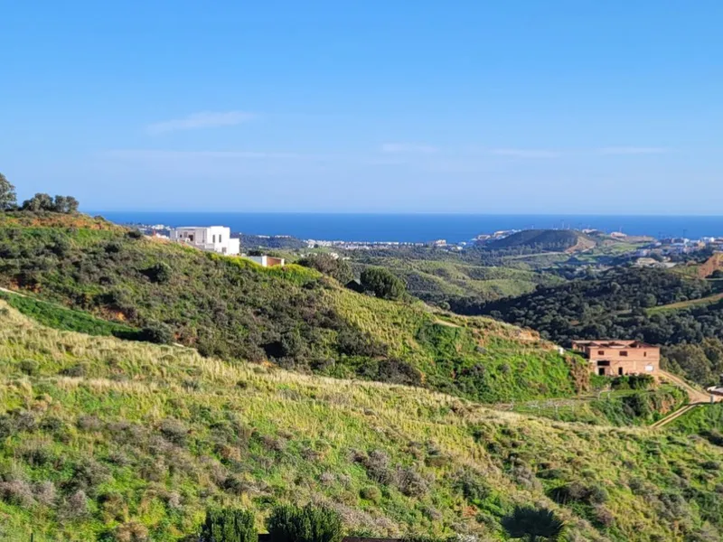 Discover an exceptional opportunity to own a stunning plot of land with project in La Reserva de la Cala Golf. With a generous size of 1,718 m², this urban plot offers breathtaking sea views that will inspire your dream home.