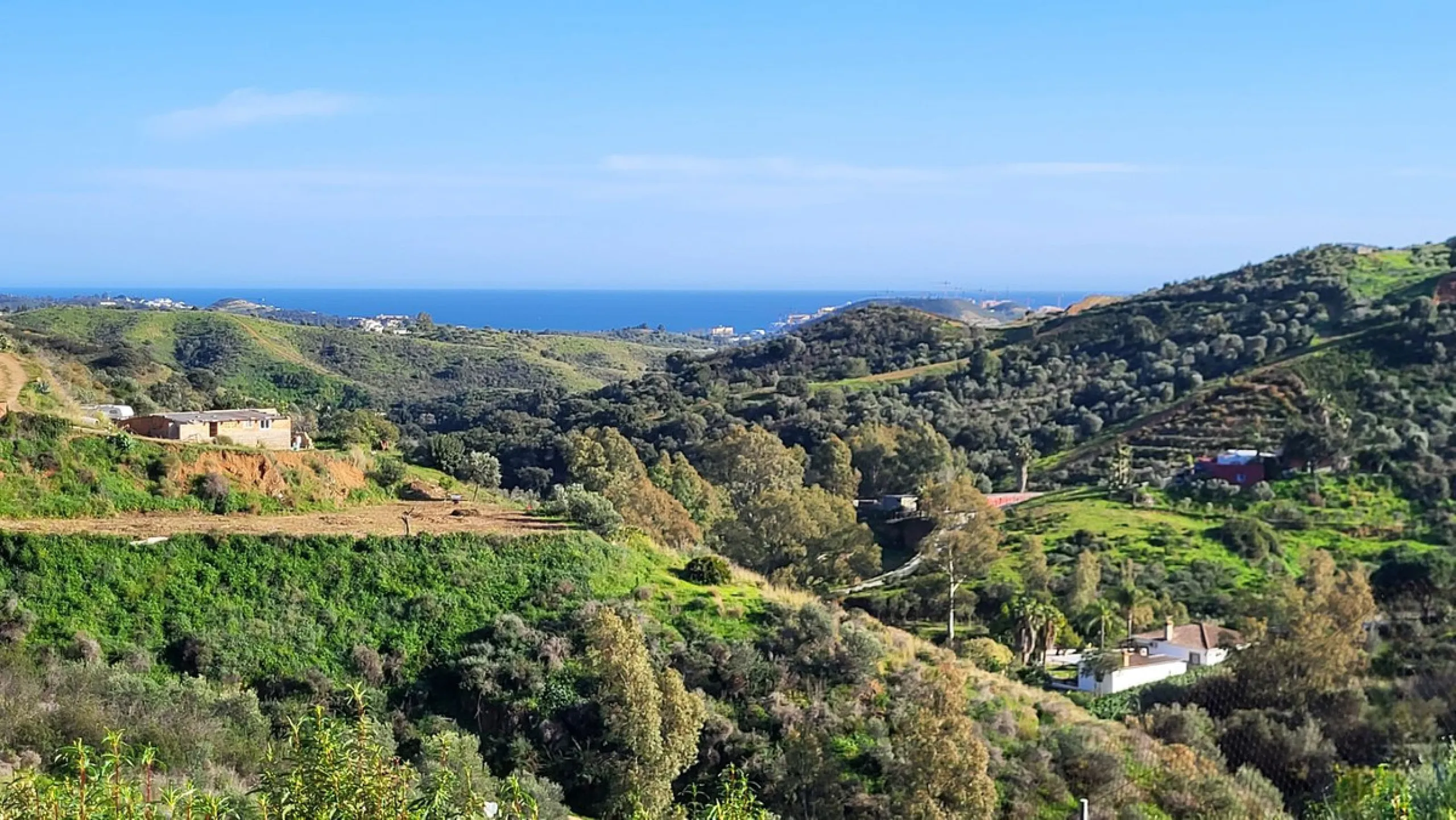 Discover an exceptional opportunity to own a stunning plot of land with project in La Reserva de la Cala Golf. With a generous size of 1,718 m², this urban plot offers breathtaking sea views that will inspire your dream home.