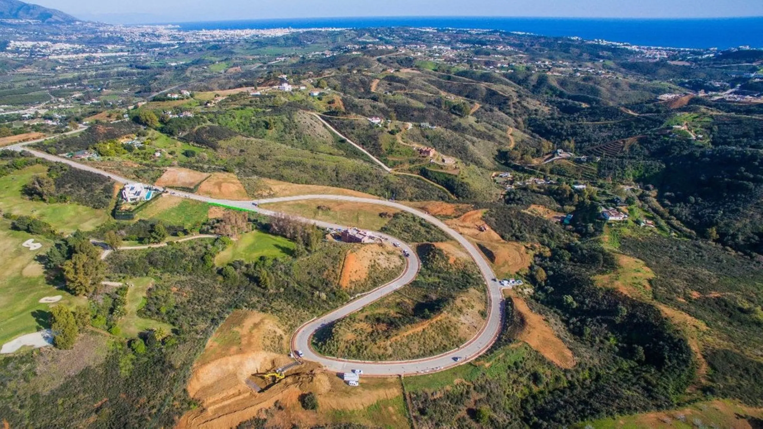 Discover an exceptional opportunity to own a stunning plot of land with project in La Reserva de la Cala Golf. With a generous size of 1,718 m², this urban plot offers breathtaking sea views that will inspire your dream home.