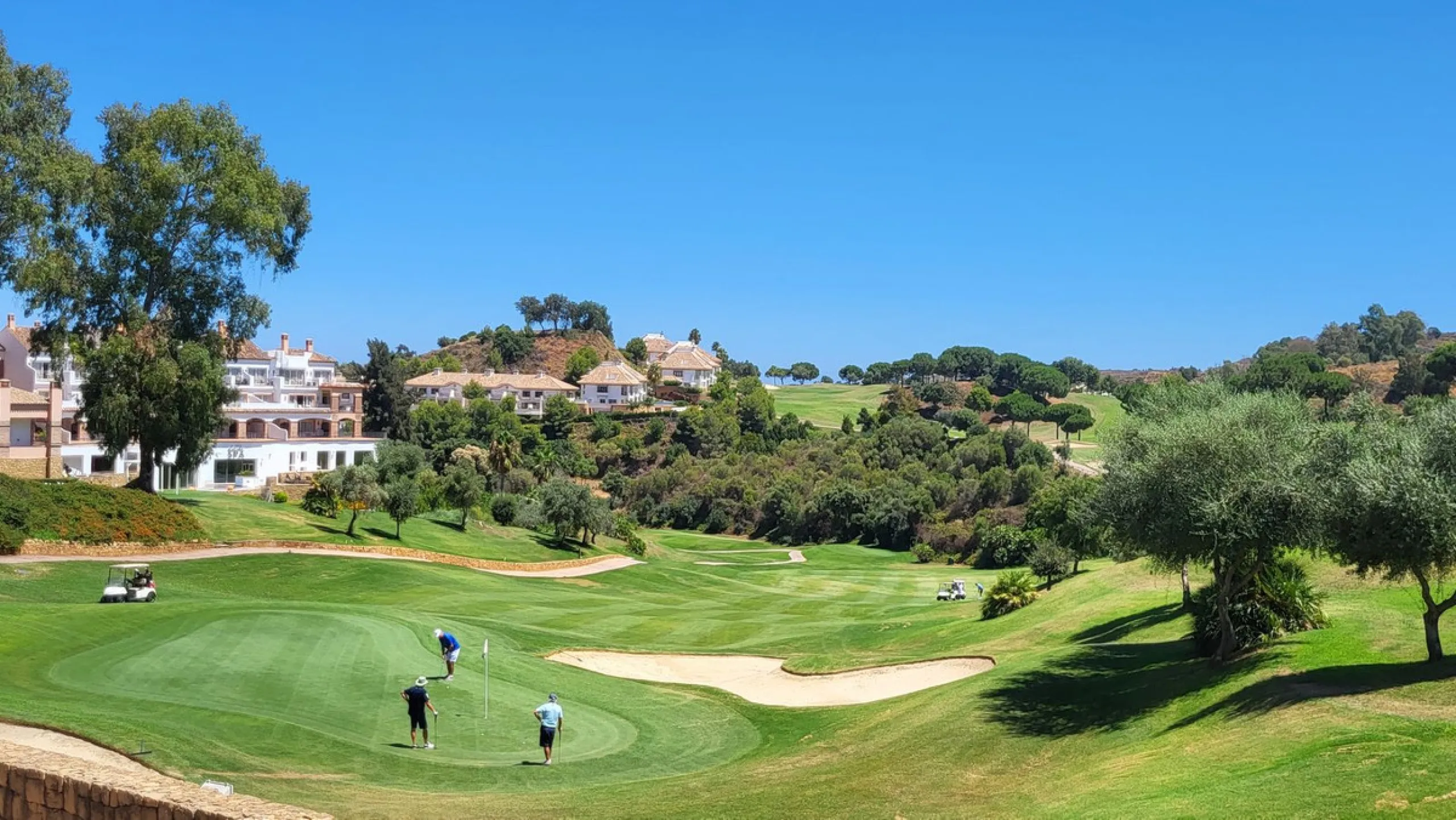 Discover an exceptional opportunity to own a stunning plot of land with project in La Reserva de la Cala Golf. With a generous size of 1,718 m², this urban plot offers breathtaking sea views that will inspire your dream home.