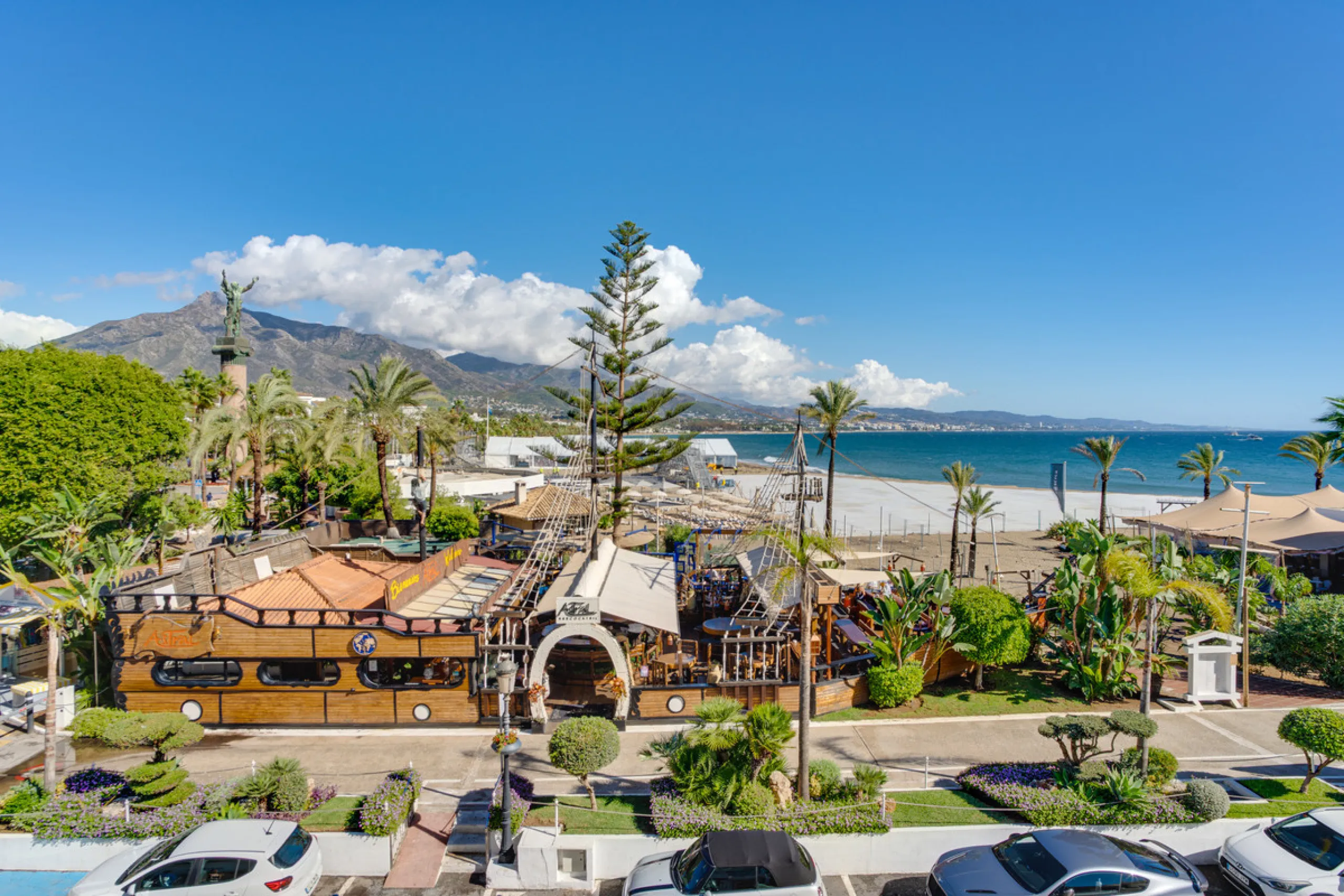 Beautiful beachfront apartment with sea and La Concha mountain views, located in a gated community in the heart of Puerto Banús. Just a few steps from the beach, restaurants, shops, and all amenities. This bright and welcoming property offers an unbeatabl