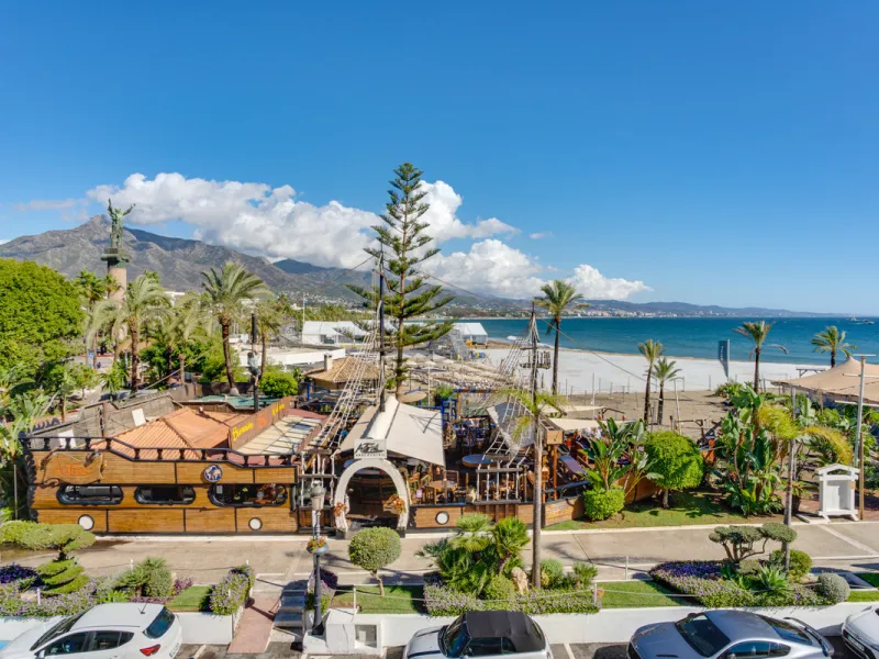 Beautiful beachfront apartment with sea and La Concha mountain views, located in a gated community in the heart of Puerto Banús. Just a few steps from the beach, restaurants, shops, and all amenities. This bright and welcoming property offers an unbeatabl