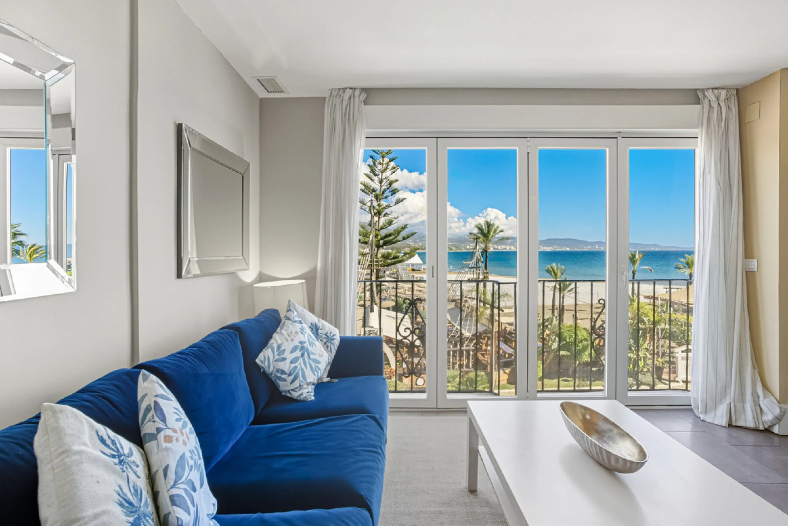 Beautiful beachfront apartment with sea and La Concha mountain views, located in a gated community in the heart of Puerto Banús. Just a few steps from the beach, restaurants, shops, and all amenities. This bright and welcoming property offers an unbeatabl