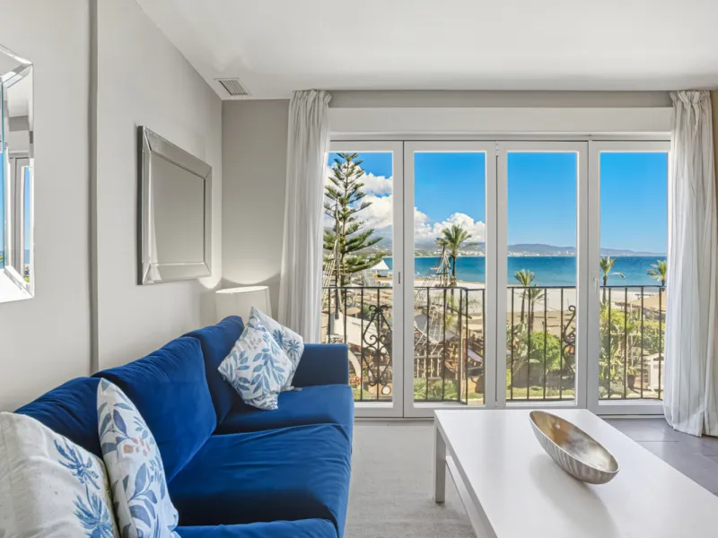 Beautiful beachfront apartment with sea and La Concha mountain views, located in a gated community in the heart of Puerto Banús. Just a few steps from the beach, restaurants, shops, and all amenities. This bright and welcoming property offers an unbeatabl
