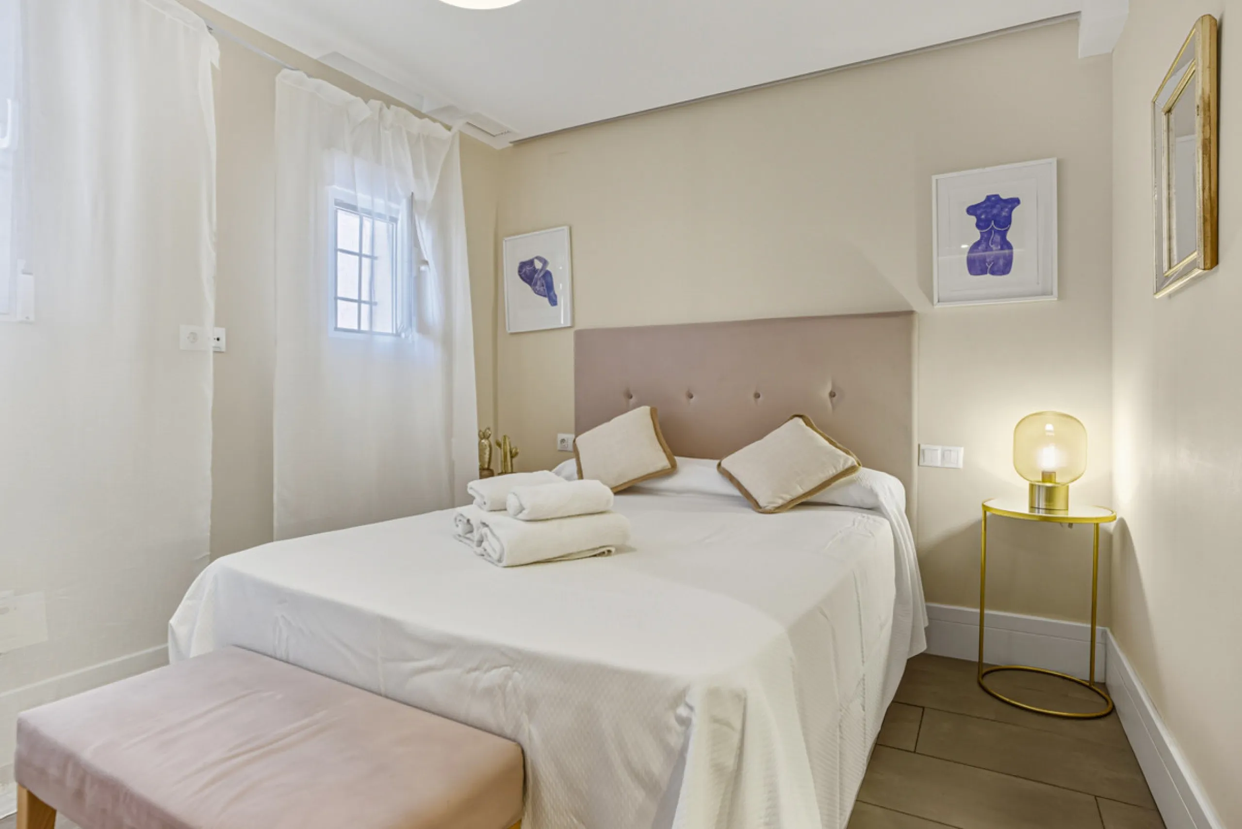 Beautiful beachfront apartment with sea and La Concha mountain views, located in a gated community in the heart of Puerto Banús. Just a few steps from the beach, restaurants, shops, and all amenities. This bright and welcoming property offers an unbeatabl