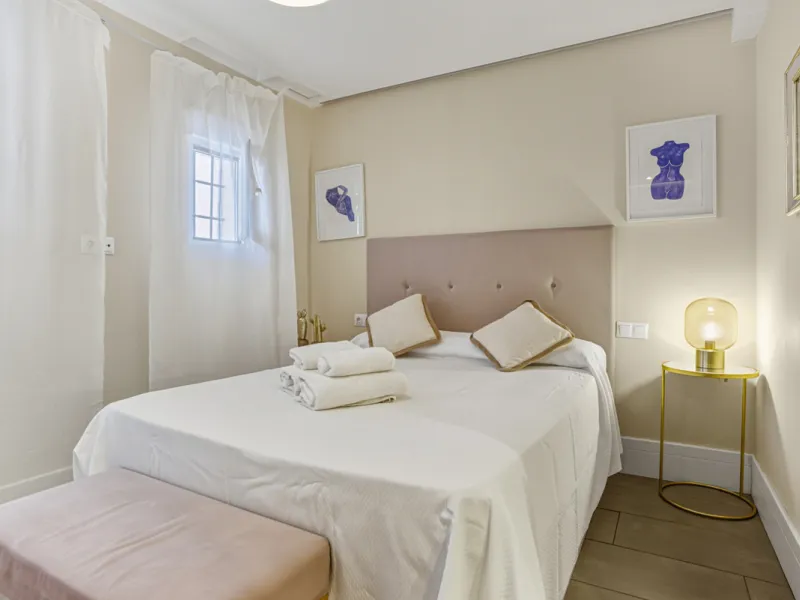 Beautiful beachfront apartment with sea and La Concha mountain views, located in a gated community in the heart of Puerto Banús. Just a few steps from the beach, restaurants, shops, and all amenities. This bright and welcoming property offers an unbeatabl