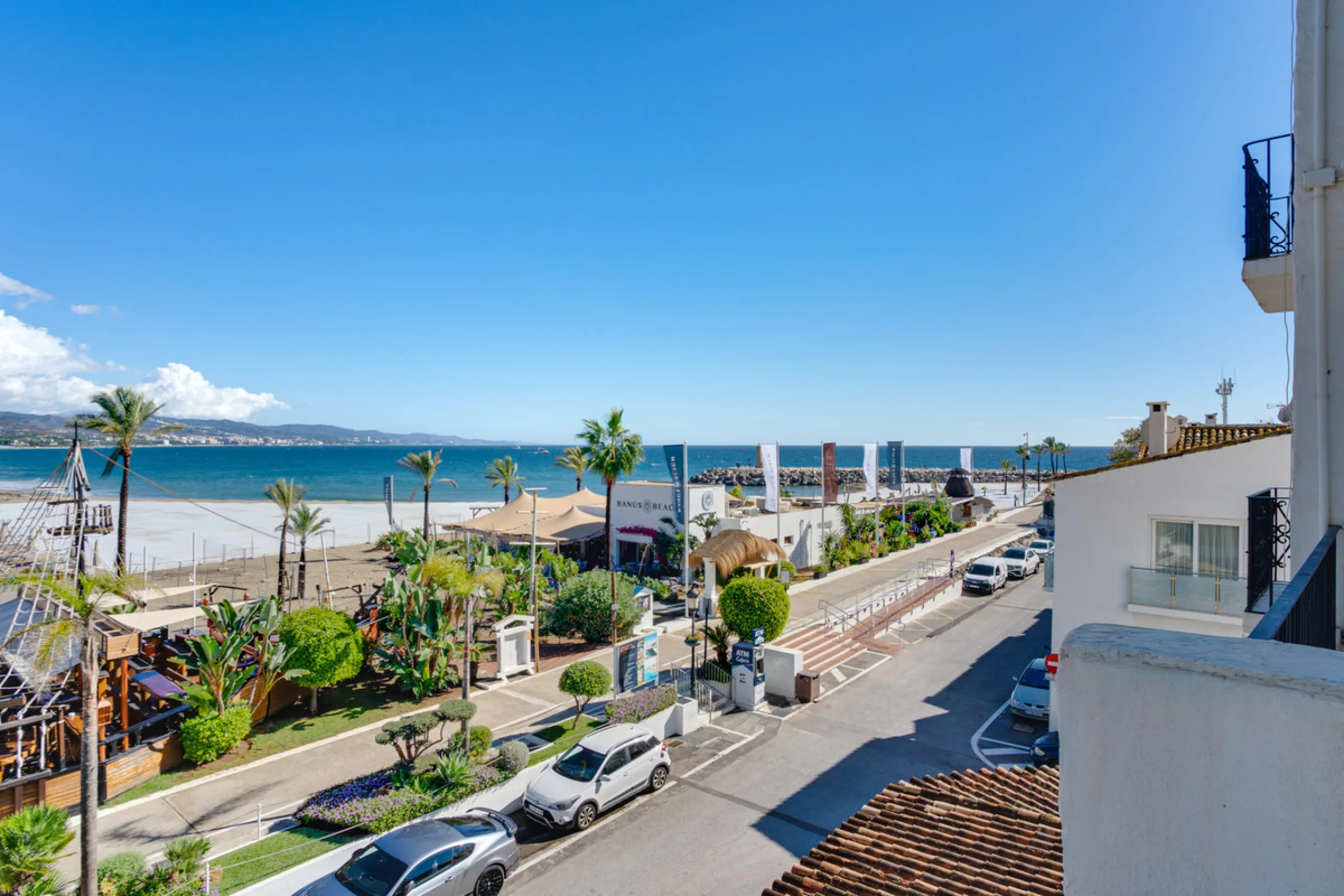 Beautiful beachfront apartment with sea and La Concha mountain views, located in a gated community in the heart of Puerto Banús. Just a few steps from the beach, restaurants, shops, and all amenities. This bright and welcoming property offers an unbeatabl