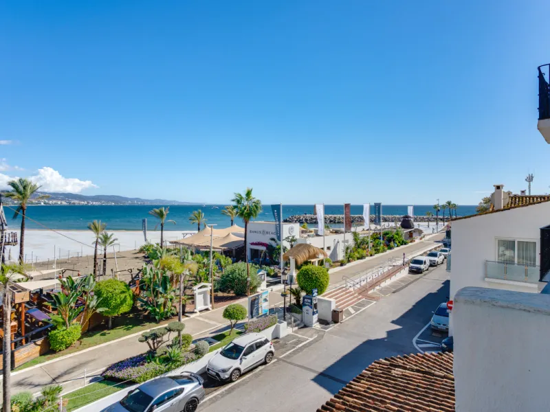 Beautiful beachfront apartment with sea and La Concha mountain views, located in a gated community in the heart of Puerto Banús. Just a few steps from the beach, restaurants, shops, and all amenities. This bright and welcoming property offers an unbeatabl